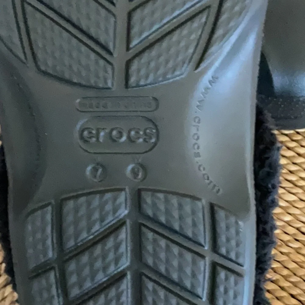 CROCS, Fleece lined. Womens 9 / Mens 7. - Picture 3 of 6